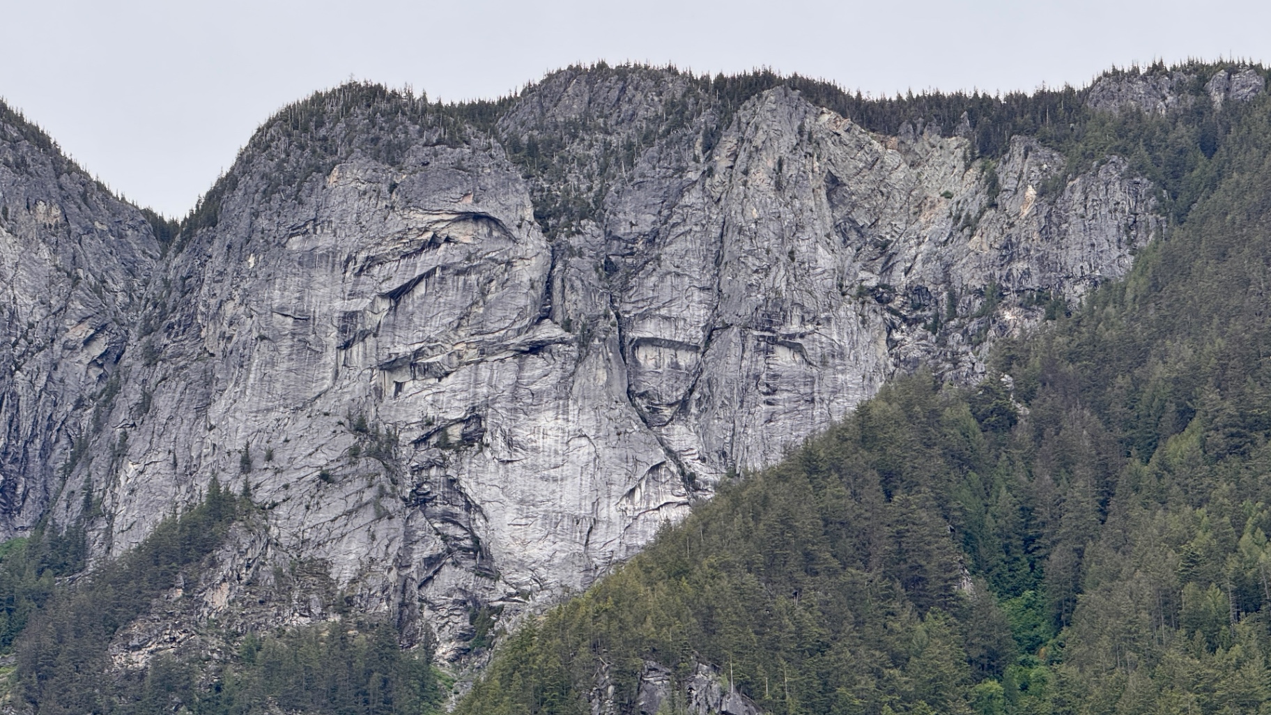 Close-up of the granite cliff face above Silver Lake