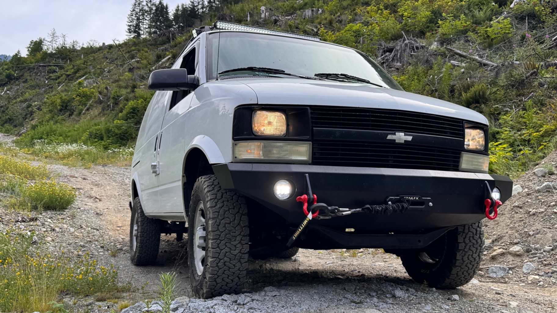 Front three-quarter of the Astro on loose shale, JOR bumper and fog lights pointed downhill